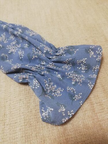 Attrangsの青い花柄ワンピースの袖